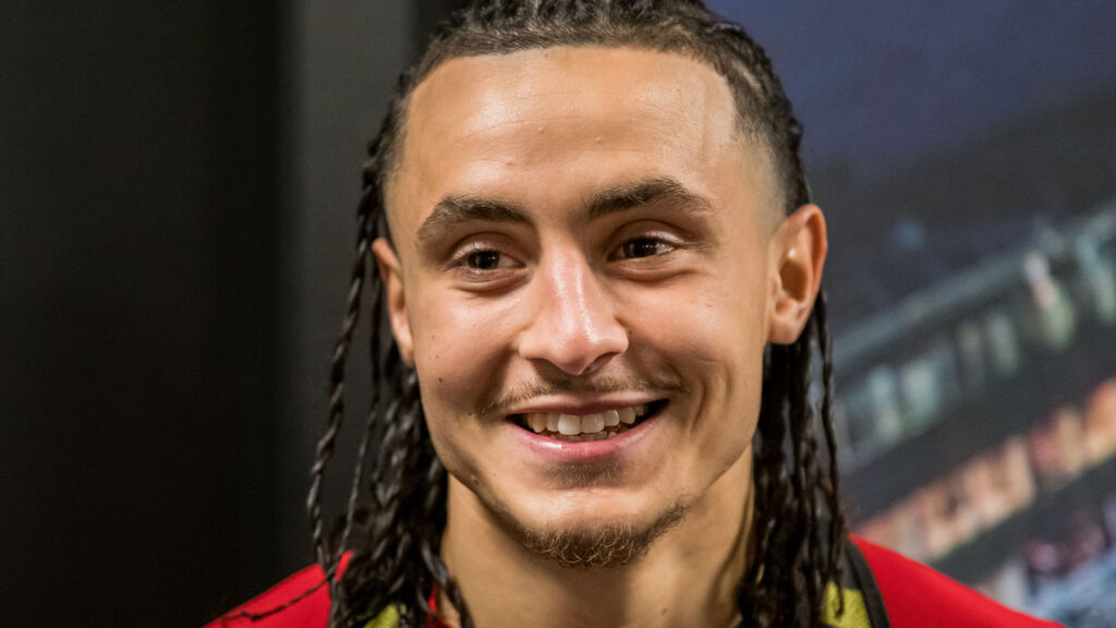 251109 GAIS Amin Boudri intervjuas i mixade zonen efter fotbollsmatchen i Allsvenskan mellan Malmö FF och GAIS den 9 november 2025 i Malmö.