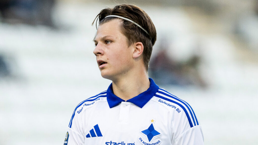 250515 IFK Norrköpings Axel Brönner under fotbollsmatchen i Allsvenskan mellan IFK Norrköping och Degerfors den 15 maj 2025 i Norrköping.