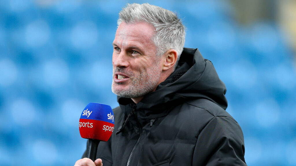 Burnley, Storbritannien. 14 sep 2025. Sky-experten Jamie Carragher blir intervjuad. Premier League-matchen mellan Burnley och Liverpool på Turf Moor i Burnley, Lancashire, söndagen den 14 september 2025.