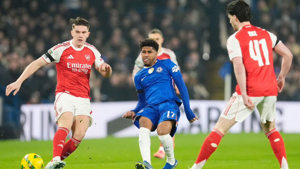 Chelseas Andrey Santos (mitten) kämpar om bollen med Arsenals Viktor Gyökeres (vänster) och Declan Rice under den första semifinalen i Carabao Cup på Stamford Bridge, London. Bilddatum: onsdag den 14 januari 2026.