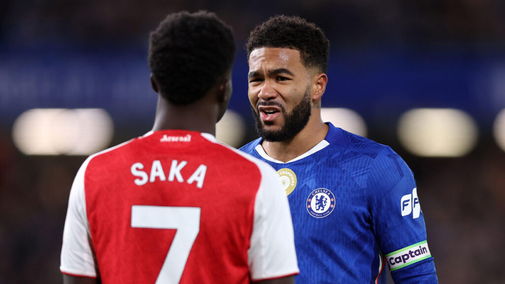 London, Storbritannien. 30 november 2025. Reece James från Chelsea tillsammans med Bukayo Saka från Arsenal under Premier League-matchen mellan Chelsea och Arsenal på Stamford Bridge, London.