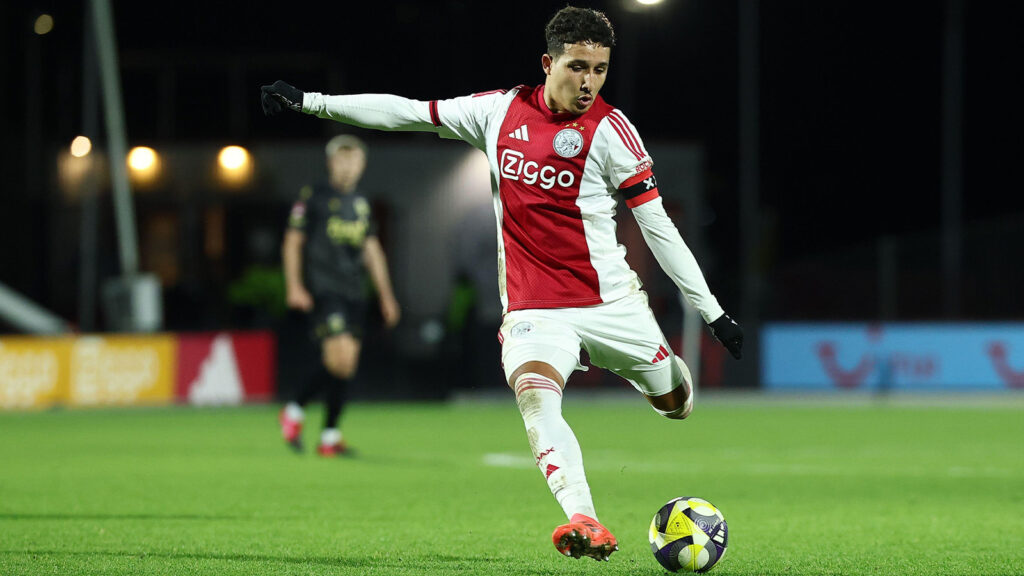 Amsterdam, Nederländerna. 01 dec 2025. AMSTERDAM, 01-12-2025, Sportpark de Toekomst, säsongen 2025/2026, nederländska Keuken Kampioen Divisie i fotboll, match mellan Jong Ajax och Vitesse, bilden visar Jong Ajax-spelaren Nassef Chourak.