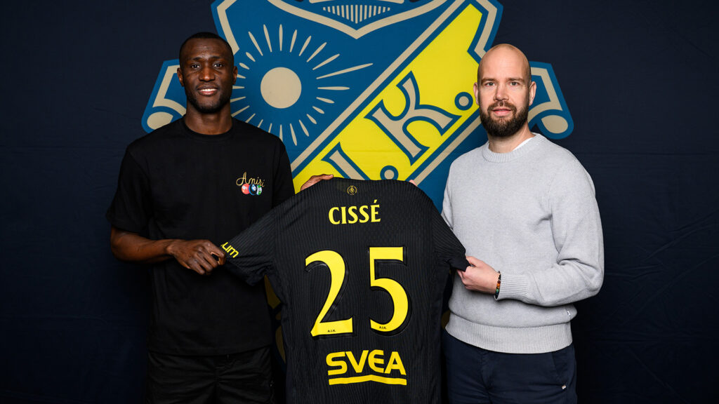 260120 Ibrahim Cissé och AIK:s rekryteringschef Miika Takkula poserar för ett foto i samband med att han presenteras som ett nyförvärv för AIK den 20 januari 2026 i Stockholm.
