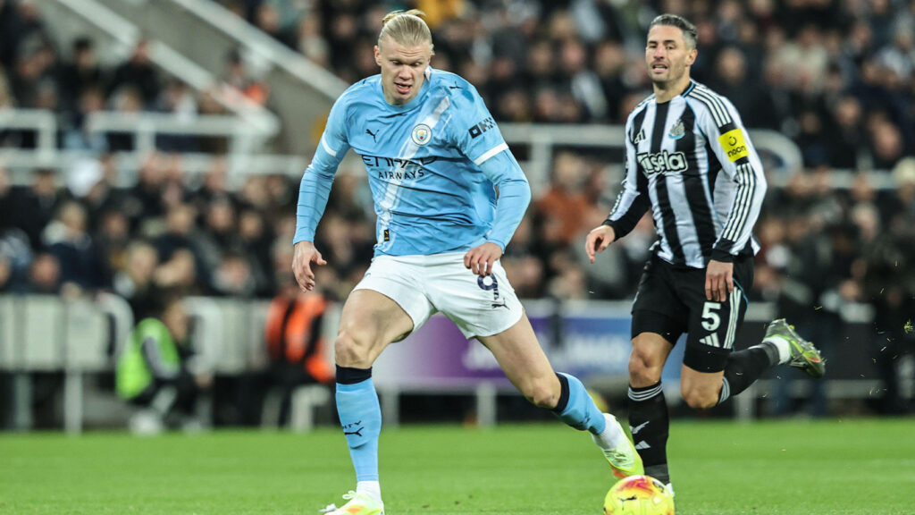 Erling Haaland från Manchester City bryter fram med bollen under Premier League-matchen mellan Newcastle United och Manchester City på St. James's Park, Newcastle, Storbritannien, den 21 november 2025.