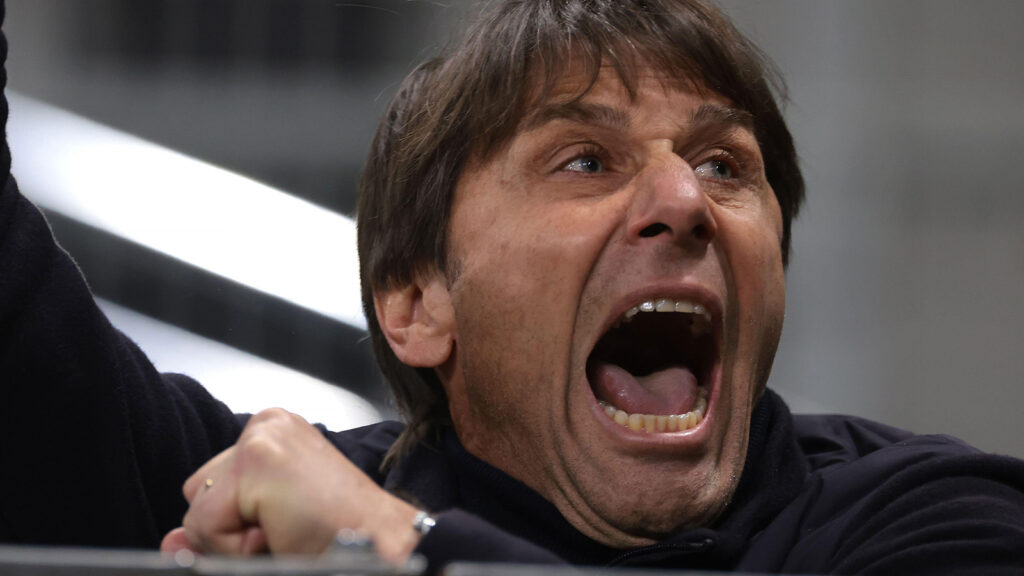 Milano, Italien. 11 januari 2026. Antonio Conte, huvudtränare för SSC Napoli, firar efter att Scott McTominay från SSC Napoli kvitterat matchen till 2-2 medan han ser på från tunneln efter att ha visats ett rött kort under Serie A-matchen mellan Internazionale och Napoli på Giuseppe Meazza, Milano.