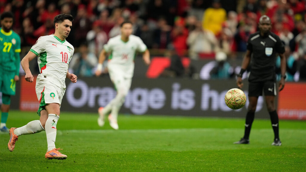Marockos Brahim Abdelkader Díaz skjuter och missar en straffspark under finalen i Afrikanska mästerskapens cup mellan Senegal och Marocko i Rabat, Marocko, söndagen den 18 januari 2026.