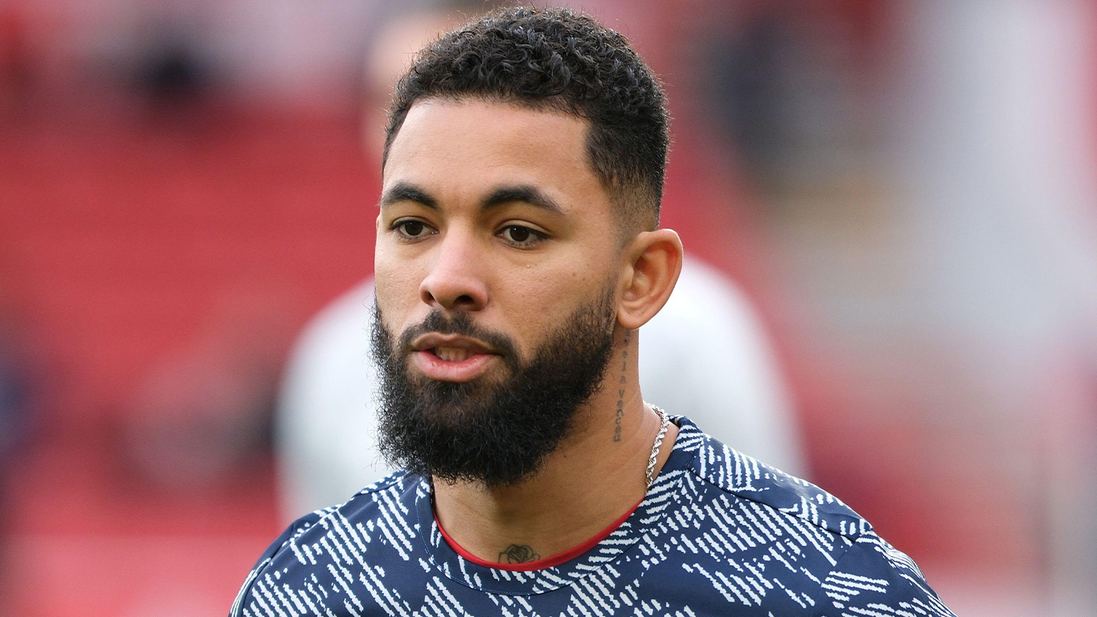 Nottingham, Storbritannien. 14 december 2025. Douglas Luiz från Nottingham Forest under uppvärmningen inför matchen i Premier League mellan Nottingham Forest och Tottenham Hotspur på City Ground i Nottingham.