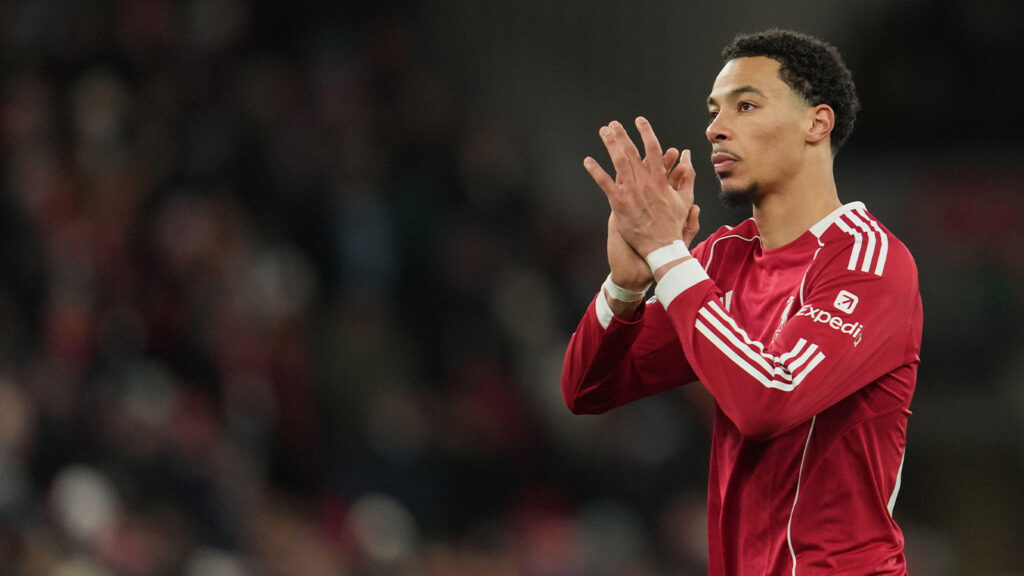 Liverpools Hugo Ekitike applåderar åt supportrarna i slutet av den engelska Premier League-matchen mellan Liverpool och Leeds United i Liverpool, England, torsdagen den 1 januari 2026.