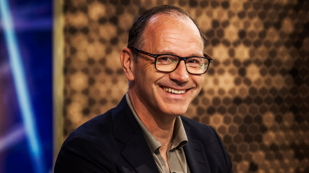 240615 Jonas Eriksson under en fotografering på SVT i samband med sändning av fotbolls-EM den 15 juni 2024 i Stockholm.