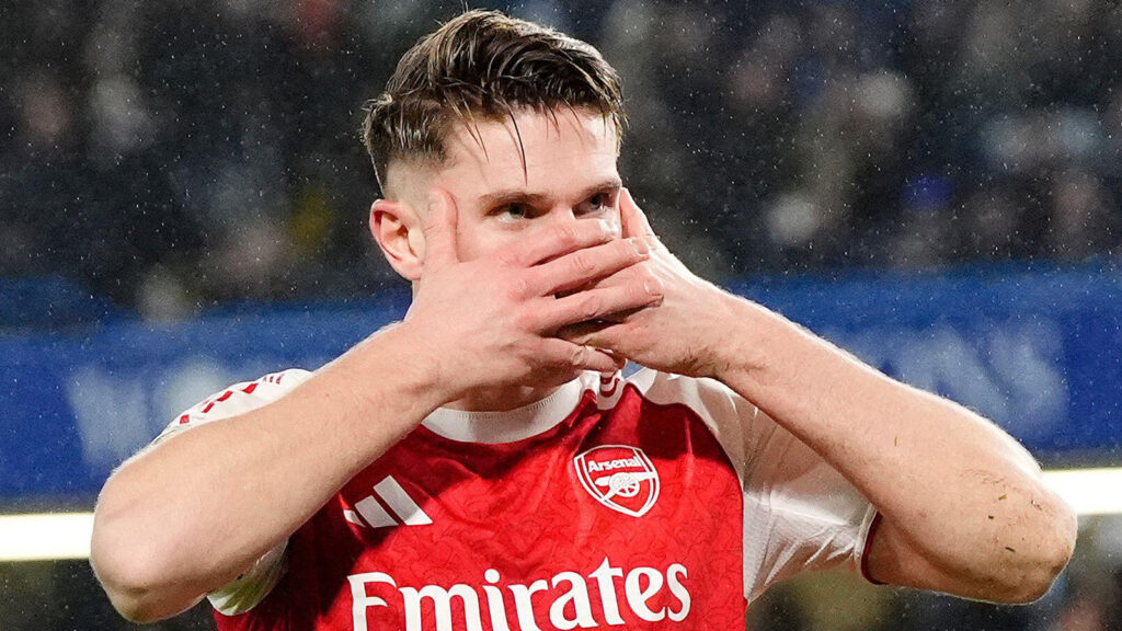 Arsenals Viktor Gyökeres (vänster) firar efter att ha gjort sitt lags andra mål under den första semifinalmatchen i Carabao Cup på Stamford Bridge, London. Bilddatum: onsdag den 14 januari 2026.