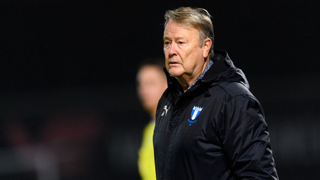 221030 Malmö FFs tränare Åge Hareide under fotbollsmatchen i Allsvenskan mellan Varberg och Malmö FF den 30 oktober 2022 i Varberg.
