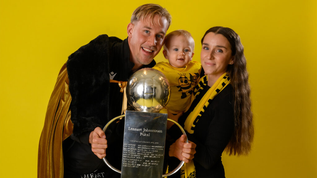 251109 Mjällbys Herman Johansson jublar med pokalen efter fotbollsmatchen i Allsvenskan mellan Mjällby och Häcken den 9 november 2025 i Hällevik.
