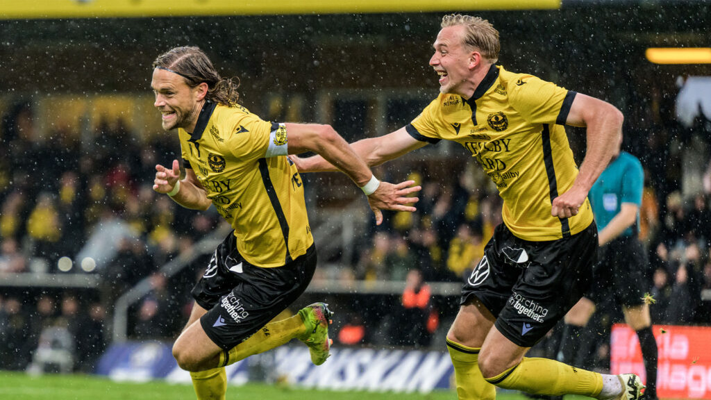 251004 Mjällbys Tom Pettersson och Herman Johansson jublar efter 2-0 under fotbollsmatchen i Allsvenskan mellan Mjällby och Elfsborg den 4 oktober 2025 i Hällevik.
