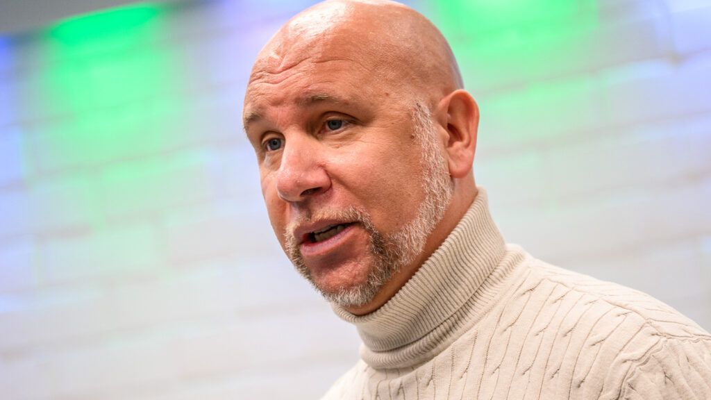 251208 Hammarbys sportchef Mikael Hjelmberg intervjuad under en pressträff Hammarby där Kalle Karlsson presenteras som ny tränare den 8 december 2025 i Stockholm.