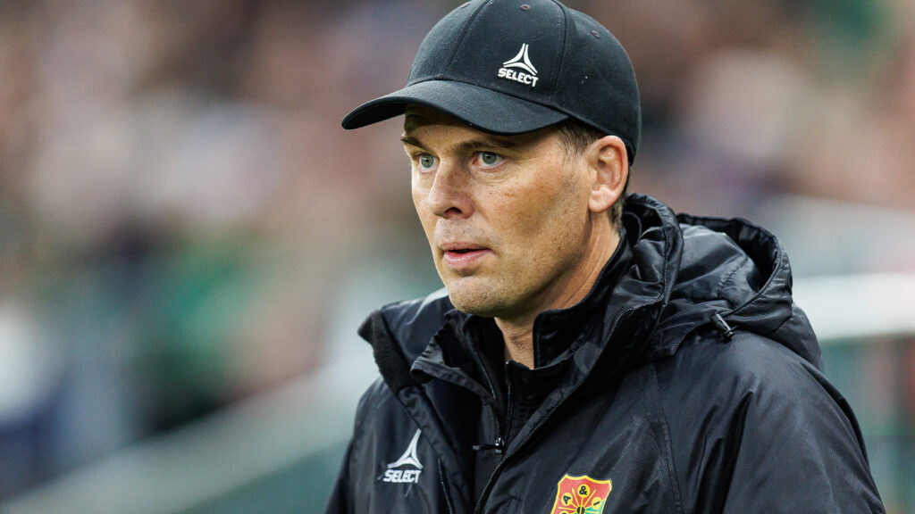 251102 GAIS tränare Fredrik Holmberg under fotbollsmatchen i Allsvenskan mellan GAIS och Öster den 2 november 2025 i Göteborg.
