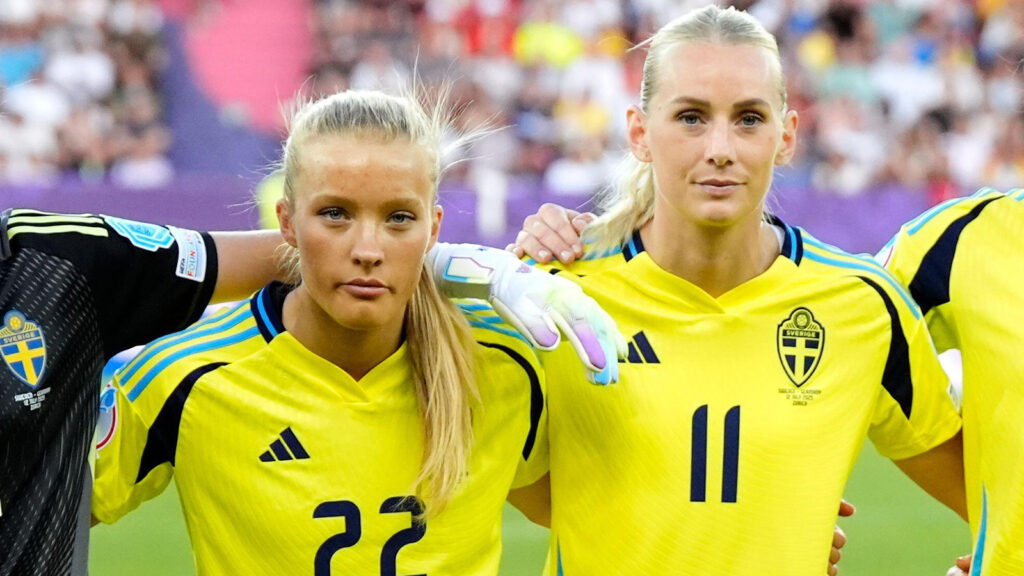 Sveriges målvakt Jennifer Falk, Smilla Holmberg, Stina Blackstenius, Fridolina Rolfö, Jonna Andersson, Magdalena Eriksson, Filippa Angeldal, Johanna Kaneryd, Kosovare Asllani, Nathalie Björn och Hanna Bennison före UEFA Women's Euro 2025 Grupp C-matchen på Stadion Letzigrund i Zürich, Schweiz. Bilddatum: lördag den 12 juli 2025.