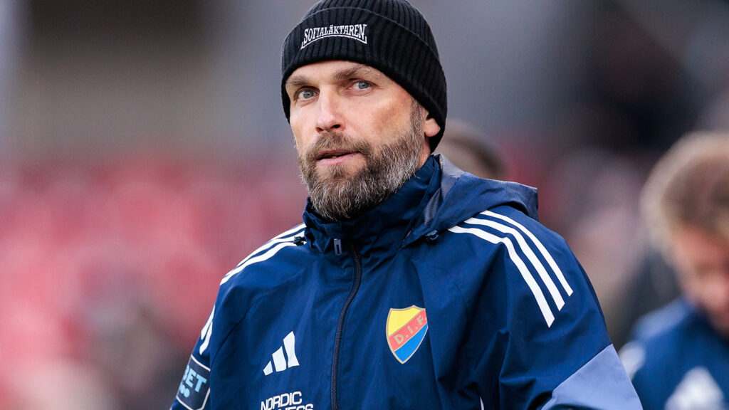 251109 Djurgårdens tränare Jani Honkavaara under fotbollsmatchen i Allsvenskan mellan Öster och Djurgården den 9 november 2025 i Växjö.