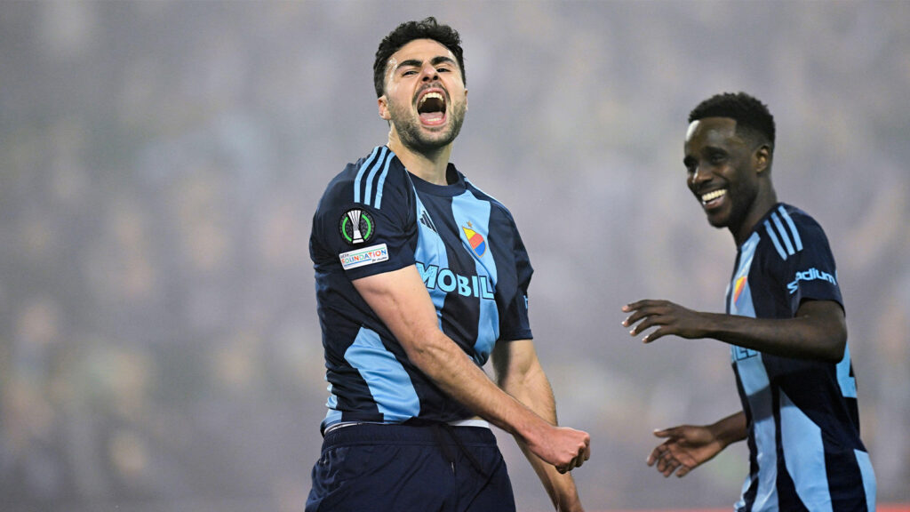 Djurgårdens Deniz Hümmet firar efter att hans lagkamrat Patric Åslund, som inte visas, har gjort mål under UEFA Conference League-matchen mellan Djurgården och Legia Warszawa på Tele2 Arena i Stockholm, Sverige, torsdagen den 19 december 2024.