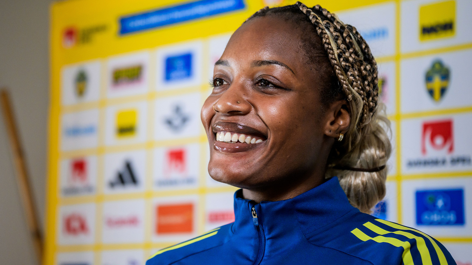 251125 Evelyn Ijeh från Sveriges damlandslag i fotboll blir intervjuad av media efter en träningssession den 25 november 2025 i Albufeira.