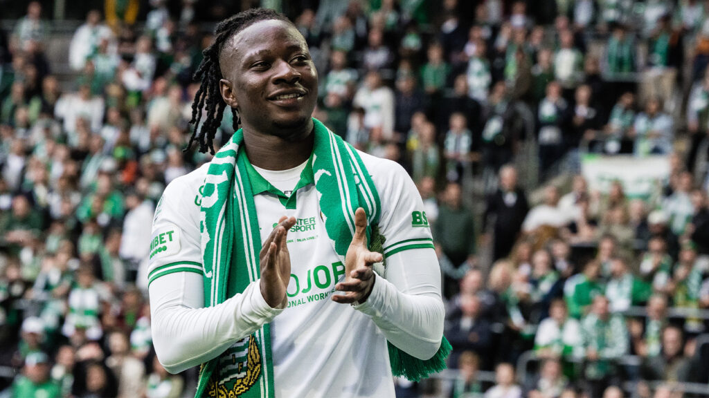 250705 Hammarbys Moise Elohim Victoire Kabore jublar efter fotbollsmatchen i Allsvenskan mellan Hammarby och Värnamo den 5 juli 2025 i Stockholm.