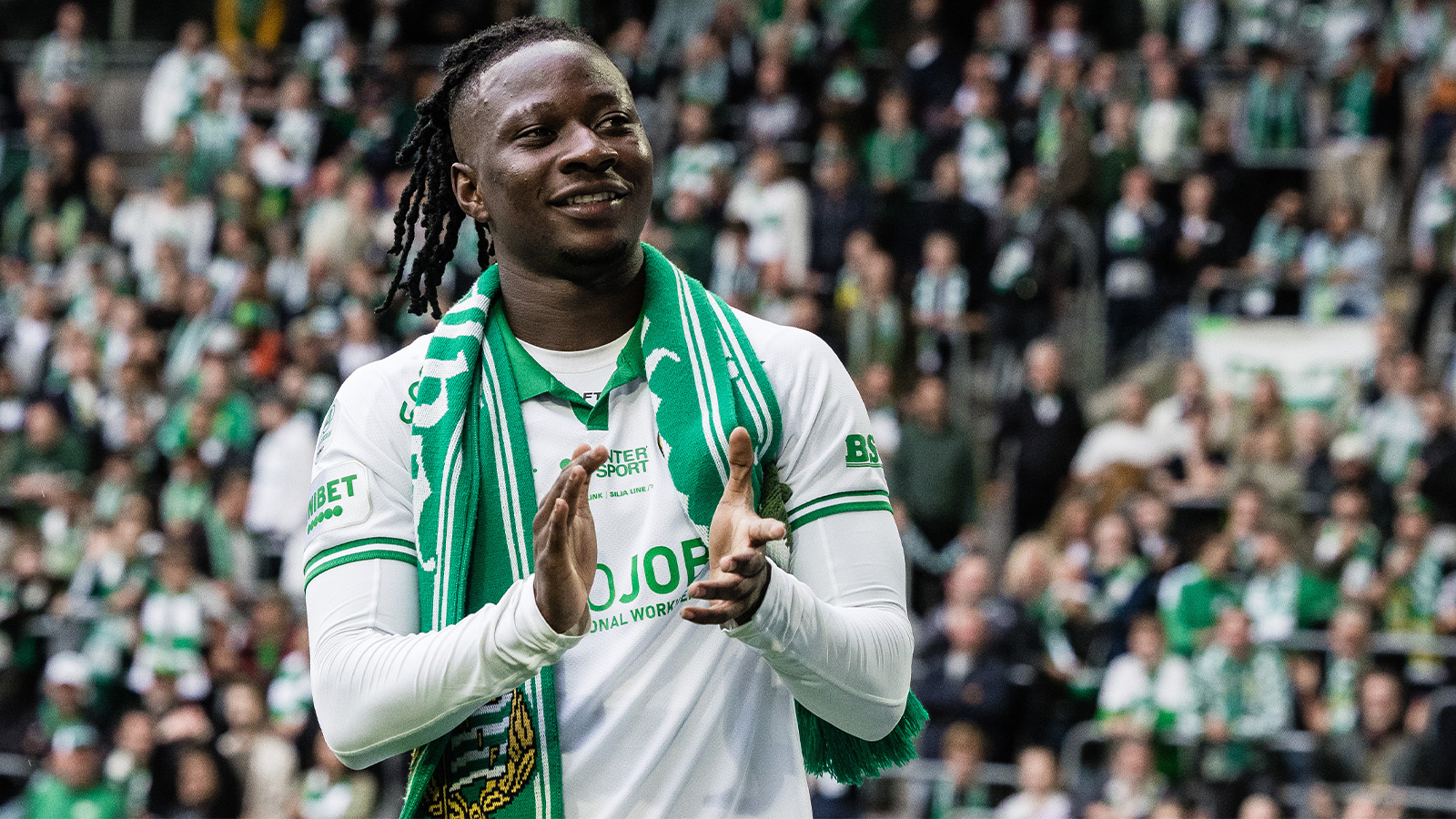 250705 Hammarbys Moise Elohim Victoire Kabore jublar efter fotbollsmatchen i Allsvenskan mellan Hammarby och Värnamo den 5 juli 2025 i Stockholm.