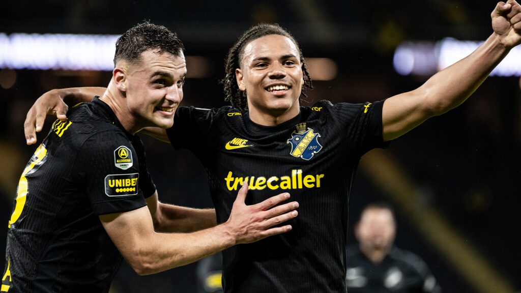 250915 AIKs Kevin Filling jublar efter fotbollsmatchen i Allsvenskan mellan AIK och Brommapojkarna den 15 september 2025 i Stockholm.
