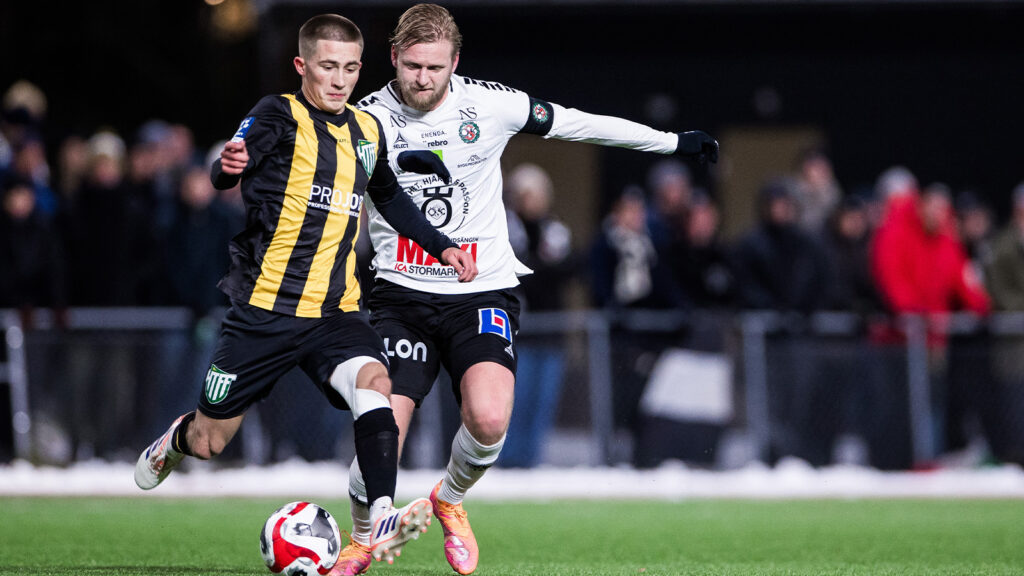 251120 Hammarby TFFs Benjamin Laturnus och Örebros Karl Holmberg under match ett i kvalet till Superettan mellan Hammarby TFF och Örebro den 20 november 2025 i Stockholm.
