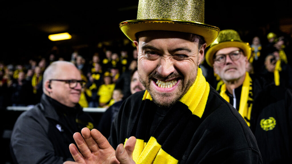 251109 Mjällbys klubbchef Jacob Lennartsson jublar efter fotbollsmatchen i Allsvenskan mellan Mjällby och Häcken den 9 november 2025 i Hällevik.
