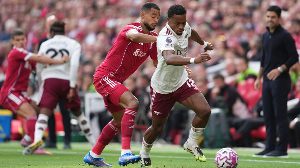 Liverpools Cody Gakpo, till vänster, utmanar Arsenals Jurrien Timber under den engelska Premier League-matchen mellan FC Liverpool och FC Arsenal i Liverpool, England, söndagen den 31 augusti 2025.