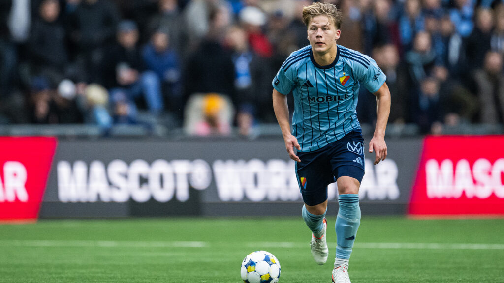 251025 Djurgårdens Matias Siltanen under fotbollsmatchen i Allsvenskan mellan Djurgården och Värnamo den 25 oktober 2025 i Stockholm.
