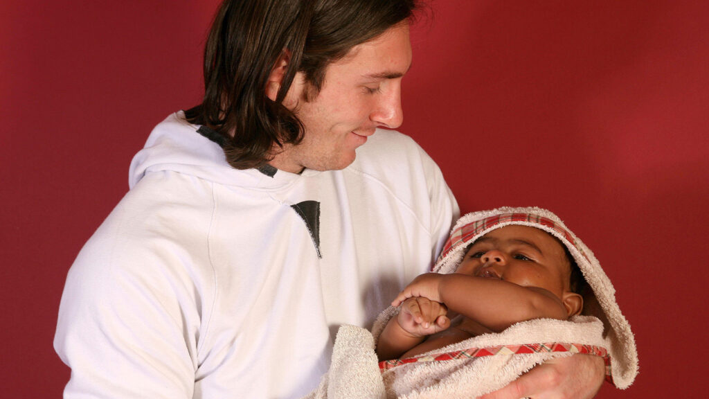 Detta foto taget i september 2007 visar en 20-årig Lionel Messi, som hade påbörjat sin legendariska karriär i Barcelona drygt fyra år tidigare, hållande Lamine Yamal, som då bara var sex månader gammal, under en fotosession i omklädningsrummet på Camp Nou-stadion i Barcelona, Spanien. Lamine Yamal är nu en fotbollssensation både för Spanien och Barcelona och han är fortfarande bara 16 år gammal.