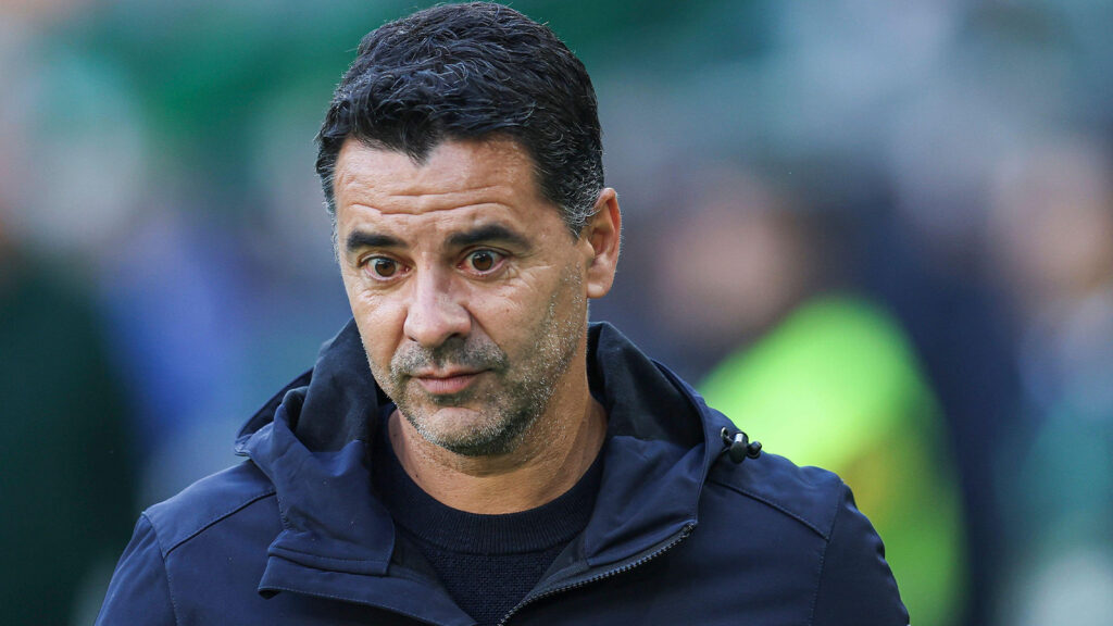 Sevilla, Spanien. 23 november 2025. Gironas huvudtränare Michel Sanchez under La Liga EA Sports-matchen mellan Real Betis och Girona FC på La Cartuja Stadium den 23 november 2025 i Sevilla, Spanien.