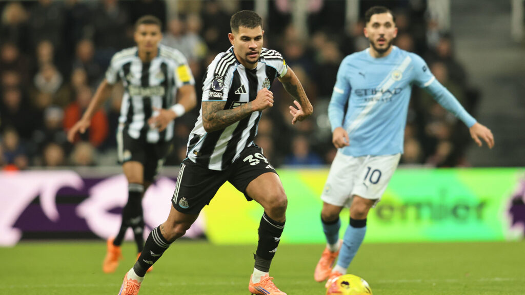 Bruno Guimarães från Newcastle United springer med bollen under Premier League-matchen mellan Newcastle United och Manchester City på St. James's Park, Newcastle, lördagen den 22 november 2025.