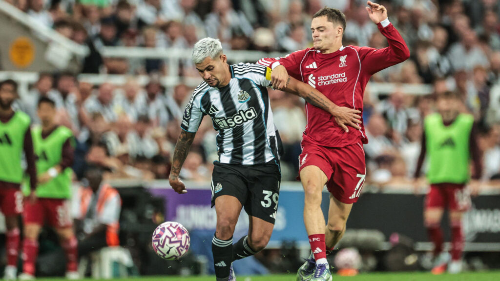 Bruno Guimarães från Newcastle United och Florian Wirtz från Liverpool kämpar om bollen under Premier League-matchen mellan Newcastle United och Liverpool på St. James's Park, Newcastle, Storbritannien, den 25 augusti 2025.