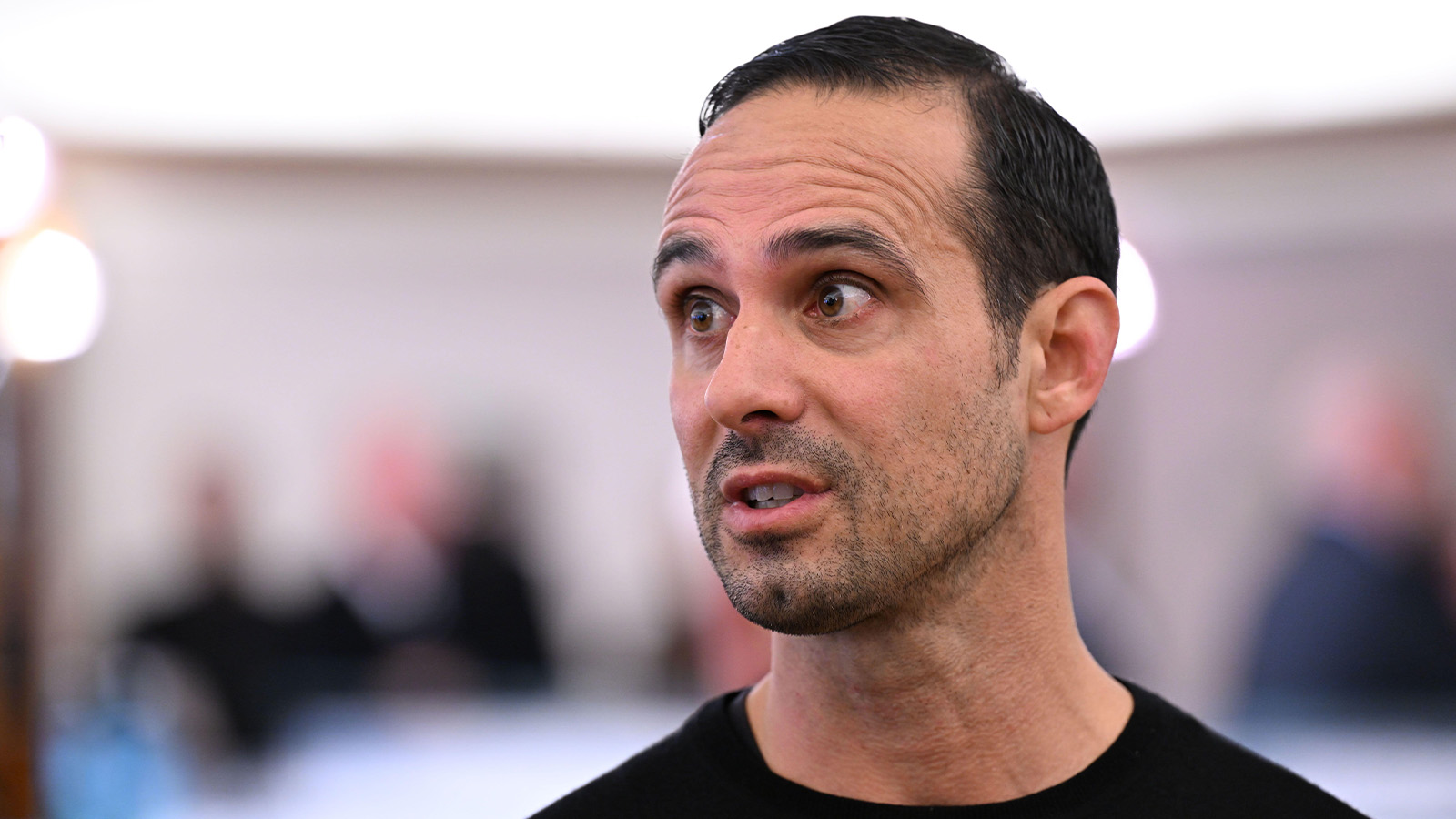 Bremen, Tyskland. 22 okt 2024. Före detta Werder-tränaren Alexander Nouri innan begravningsceremonin för den tidigare landslagsspelaren och Werder-målvakten Dieter Burdenski. Minnesstunden ägde rum i konserthallen Die Glocke.