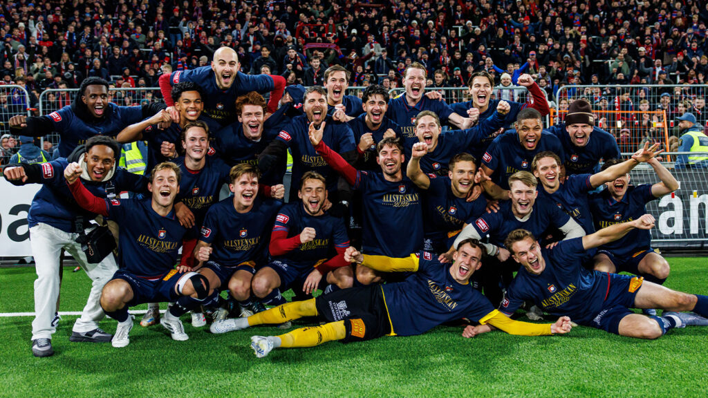 251129 Örgrytes spelare jublar framför supportrarna efter match två i kvalet till Allsvenskan mellan IFK Norrköping och Örgryte den 29 november 2025 i Norrköping.
