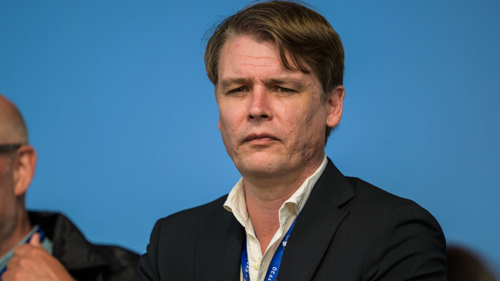 250810 Östers sportchef Ola Larsson under fotbollsmatchen i Allsvenskan mellan Öster och Brommapojkarna den 10 augusti 2025 i Växjö.