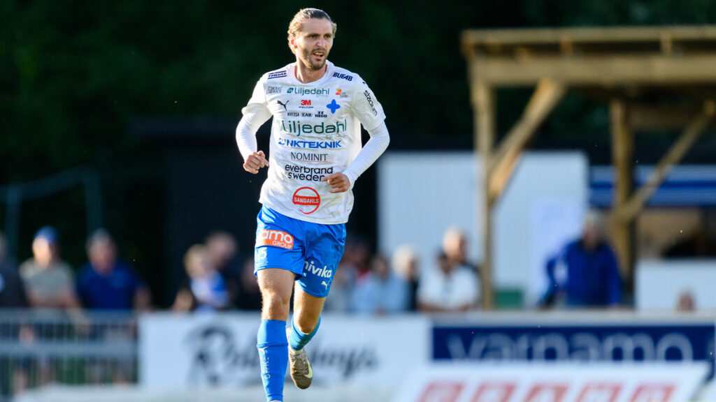 250802 Värnamos Pawel Cibicki under fotbollsmatchen i Allsvenskan mellan Värnamo och GAIS den 2 augusti 2025 i Värnamo.
