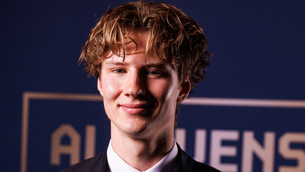 251119 Djurgårdens August Priske poserar för ett porträtt med priset för Årets forward och skytteligavinnare under Allsvenskans Stora Pris den 19 november 2025 i Stockholm.