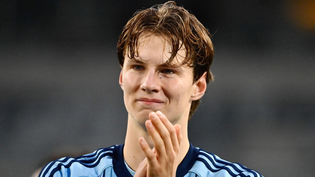 STOCKHOLM, SVERIGE 20251025 Djurgårdens August Priske Flyger tackar publiken efter lördagens Allsvenska fotbollsmatch mellan Djurgården och IFK Värnamo på 3Arena.