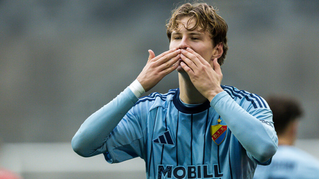 251025 Djurgårdens August Priske Flyger jublar efter 3-0 under fotbollsmatchen i Allsvenskan mellan Djurgården och Värnamo den 25 oktober 2025 i Stockholm.
