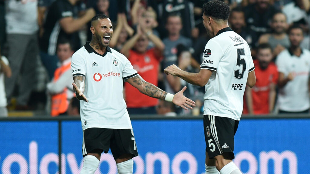 Istanbul, Turkiet. 15 sep 2018. Pepe (t.h.) från Besiktas firar ett mål med sin lagkamrat Ricardo Quaresma under 2018-2019 turkiska Süper Lig-matchen mellan Besiktas och EY Malatyaspor i Istanbul, Turkiet, den 15 september 2018.
