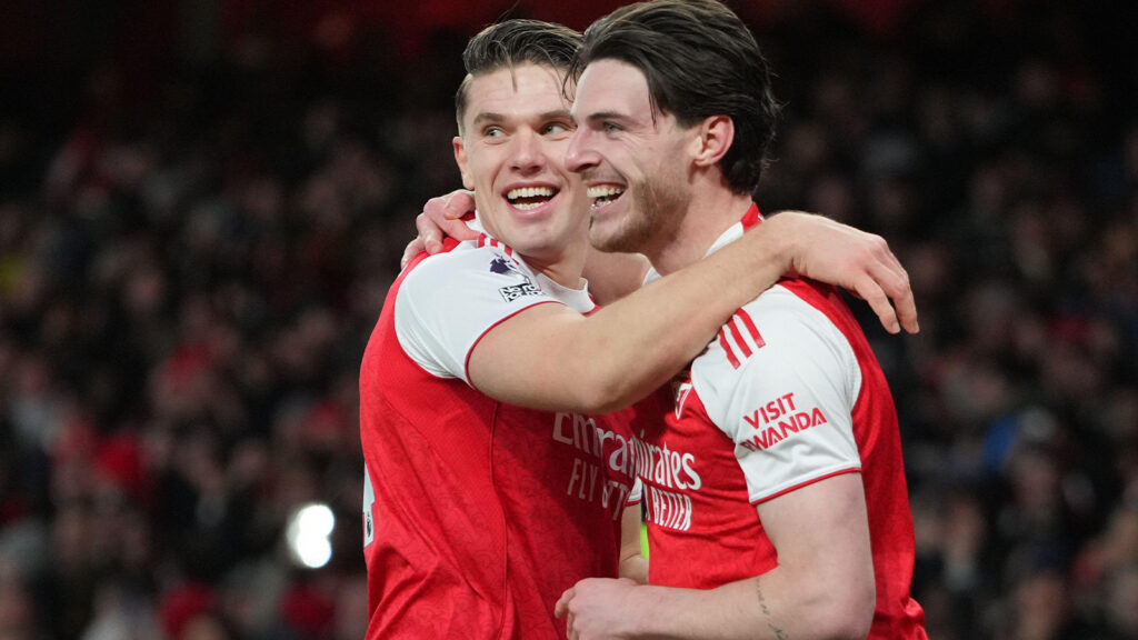 Arsenals Viktor Gyökeres och Arsenals Declan Rice firar efter att Brightons Georginio Rutter gjorde ett självmål under Premier League-matchen mellan Arsenal och Brighton & Hove Albion i London, lördagen den 27 december 2025.
