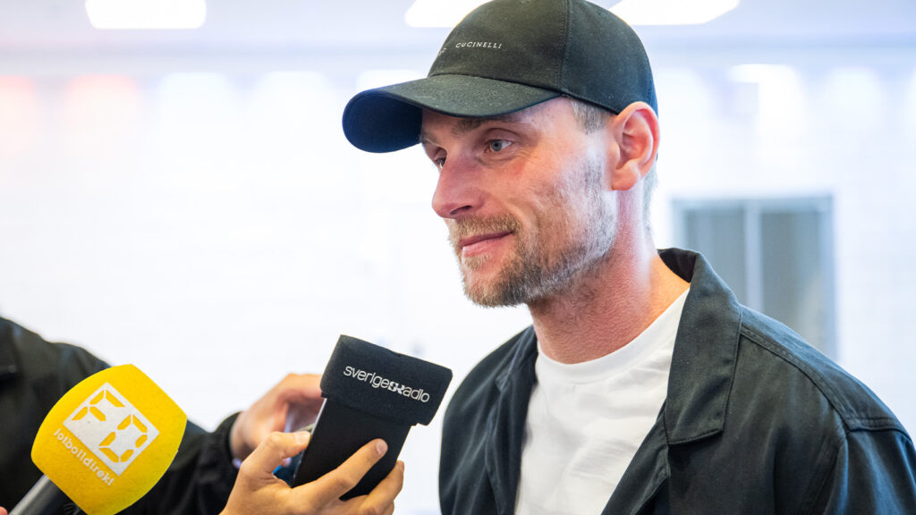 250430 Jacob Rinne under en mixed zone efter en träningssession med Djurgården den 30 april 2025 i Stockholm.