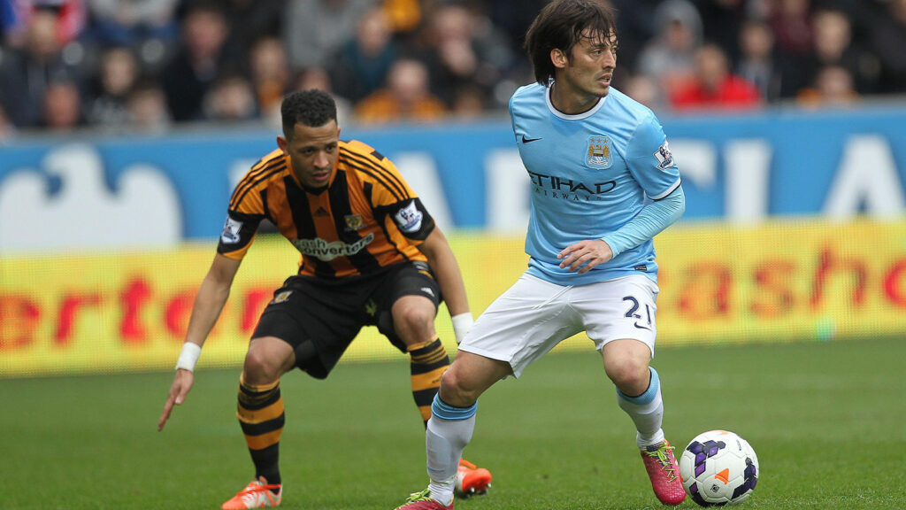 David Silva från Manchester City och Liam Rosenior från Hull City under Premier League-matchen mellan Hull City och Manchester City på KC Stadium, Kingston upon Hull, lördagen den 15 mars 2014.