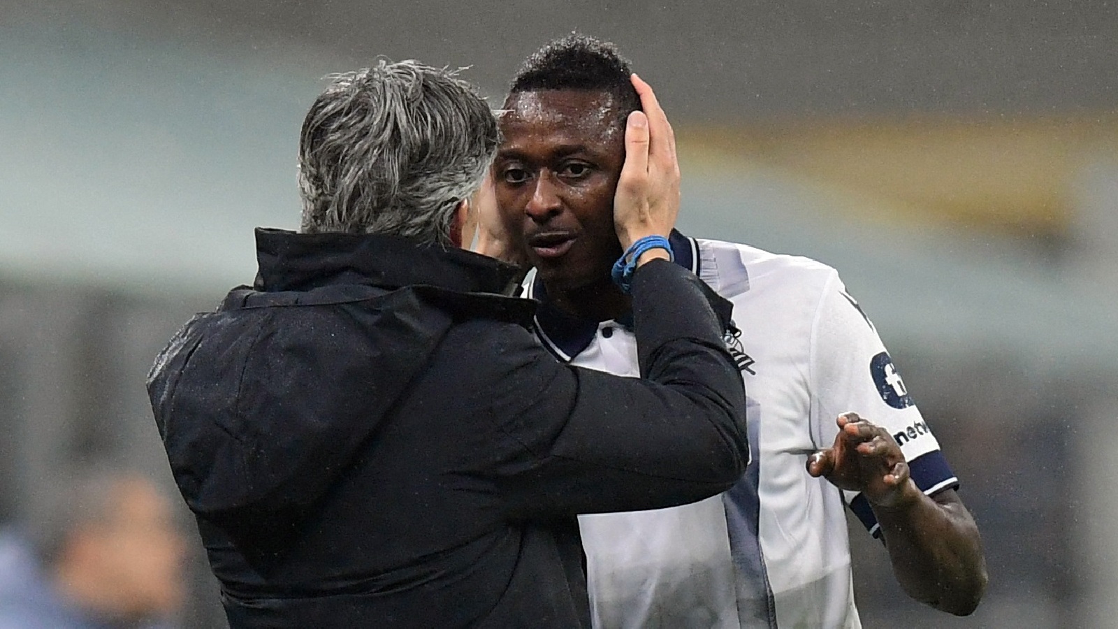 Bilden som avslöjar – skriver på för krisande Valencia