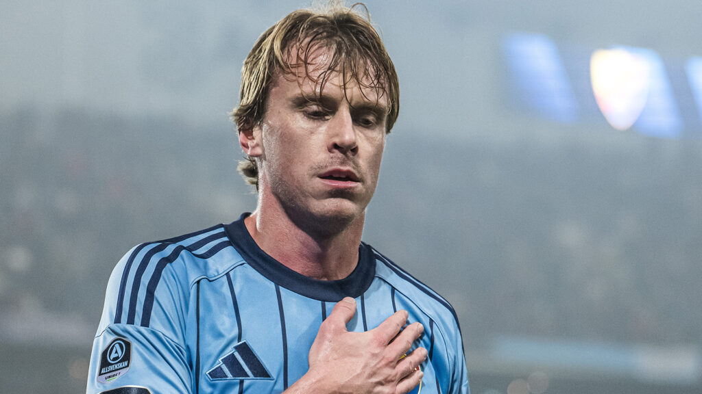 251102 Djurgårdens Rasmus Schuller under fotbollsmatchen i Allsvenskan mellan Djurgården och IFK Göteborg den 2 november 2025 i Stockholm.