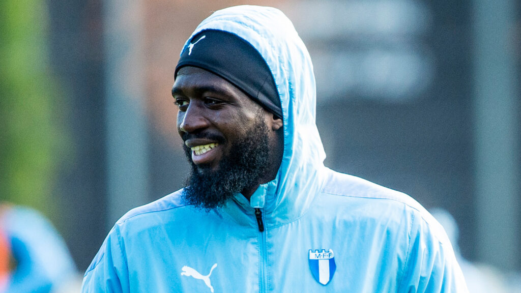 231108 Mahame Siby under en träning med Malmö FF den 8 november 2023 i Malmö.