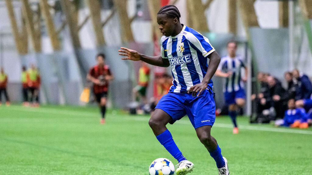 251203 IFK Göteborgs Landing Sidibeh under fotbollsmatchen i Skandinaviska Mästerskapen mellan Brommapojkarna och IFK Göteborg den 3 december 2025 i Borås.
