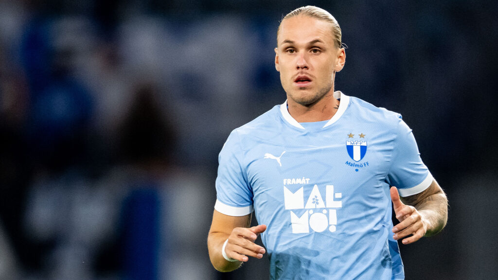 250821 Arnor Sigurdsson från Malmö FF under den första matchen i UEFA Europa League playoff mot SK Sigma Olomouc den 21 augusti 2025 i Malmö.